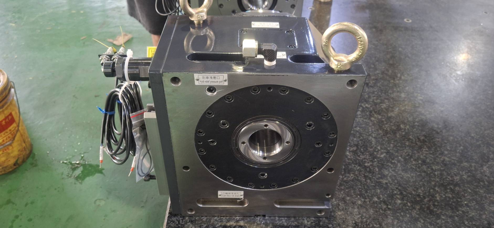 Rear mounting face and through-hole of the ER200